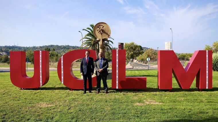 Toledo da la bienvenida a sus primeras letras gigantes de la UCLM, situadas en la Vega Baja, 'un lugar emblemático'