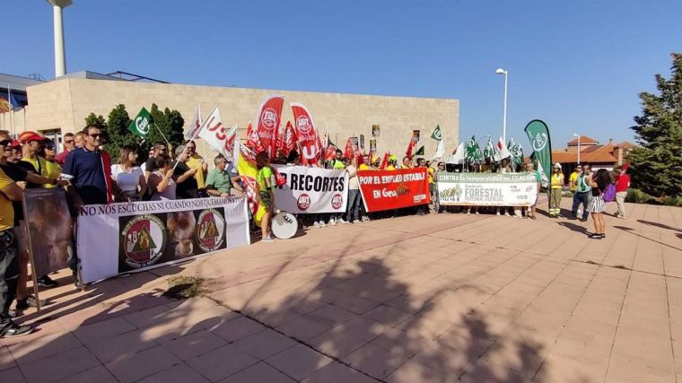 Bomberos de Geacam replican su protesta en Toledo pidiendo que eventuales y fijos-discontinuos trabajen todo el año