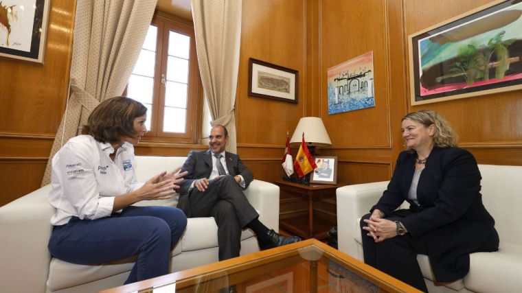 Pablo Bellido recibe a Kika Echanove en las Cortes de Castilla-La Mancha para brindarle todo el apoyo en la 9ª edición del Reto Pelayo Vida: Patagonia’23