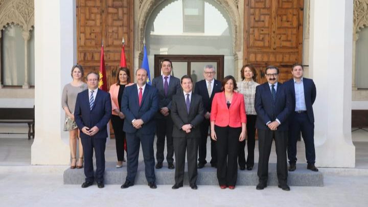 El gobierno excluye a sus miembros de Podemos de la foto oficial
