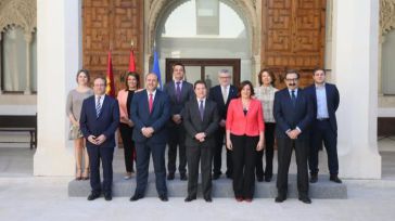 El gobierno excluye a sus miembros de Podemos de la foto oficial