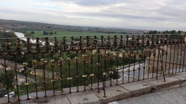 El Ayuntamiento de Toledo comienza a retirar los candados en la cuesta de la Armas para evitar daños en el patrimonio