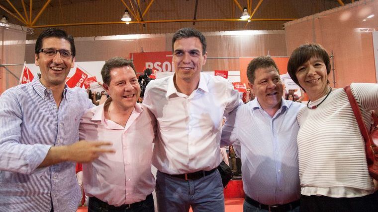 Emiliano y Javier García-Page, en un acto junto a Pedro Sánchez en mayo de 2015 en Alcázar de San Juan