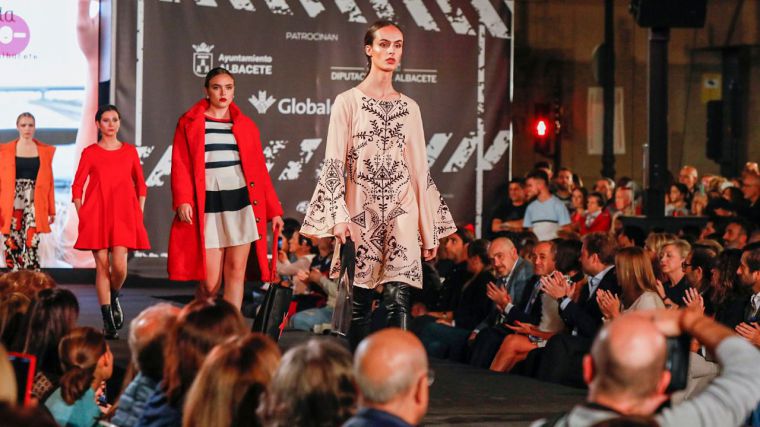 Globalcaja apoya al comercio local y sortea tarjetas regalo entre el público que asista a la pasarela urbana ‘Zona de Moda’ en el Altozano (Albacete)