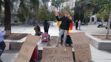 Un joven talaverano se encadena ante el Congreso protestando contra la amnistía con el lema de 'Que te vote Txapote'