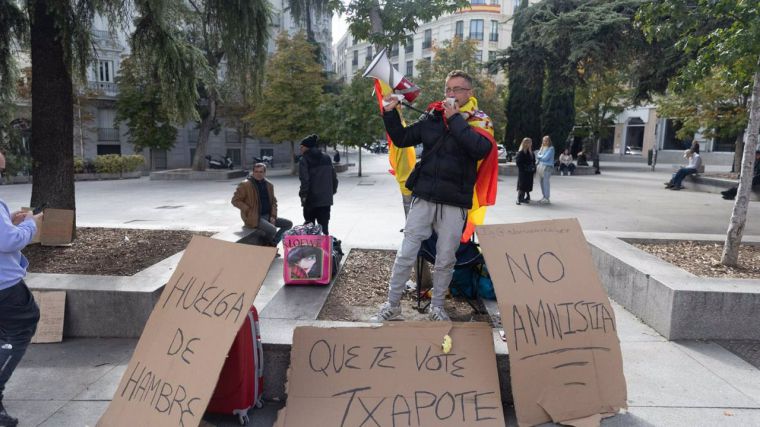 Un joven talaverano se encadena ante el Congreso protestando contra la amnistía con el lema de 'Que te vote Txapote'