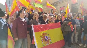 Varios centenares de personas se manifiestan ante la sede del PSOE en Toledo con presencia de cargos de Vox