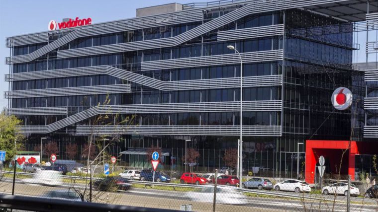 Zegona evalúa realizar despidos en Vodafone España y cerrar tiendas de 'bajo rendimiento' para reducir costes