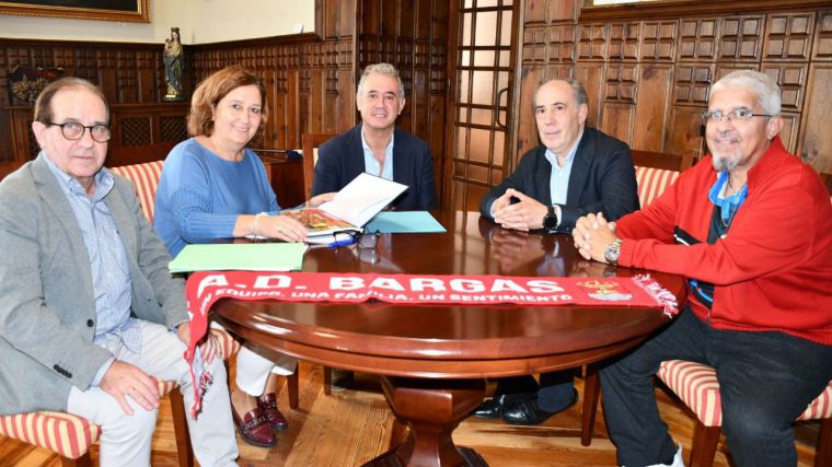 La presidenta de la Diputación de Toledo recibe y felicita al AD Bargas Fútbol Sala por su 30 aniversario