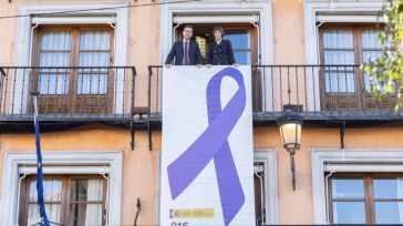 La Delegación de Gobierno despliega el lazo morado como símbolo de la igualdad entre mujeres y hombres y rechazo a la violencia de género