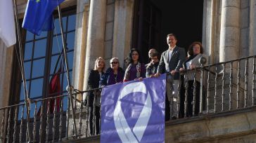 Velázquez afea a PSOE e IU no estar en despliegue de la pancarta por el 25N: "Quieren enfrentar y hacer batalla electoralista"