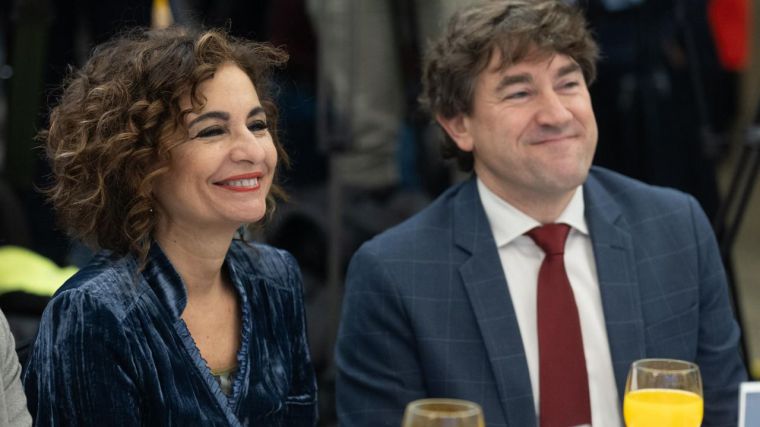 La vicepresidenta cuarta y ministra de Hacienda y Función pública, Maria Jesús Montero y el secretario general del PSE-EE, Eneko Andueza, durante a un desayuno informativo de Nueva Economía Fórum