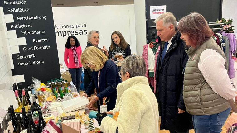 Cañizares visita el mercadillo solidario de AMUMA