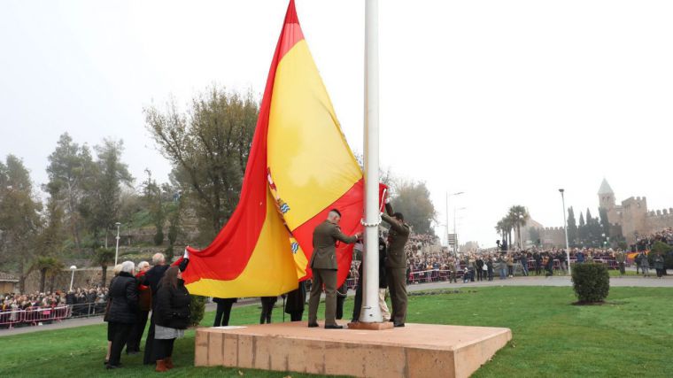 Decenas de vecinos y vecinas de Toledo participan en el acto de izado de la Bandera Nacional