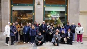 El Belén de Globalcaja da la bienvenida a la Navidad en Albacete con una recreación de escenas navideñas realizadas por Asprona