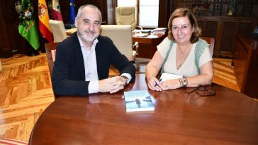 La presidenta de la Diputación de Toledo desea mucha suerte al escritor Fernando Lallana en su nueva aventura literaria