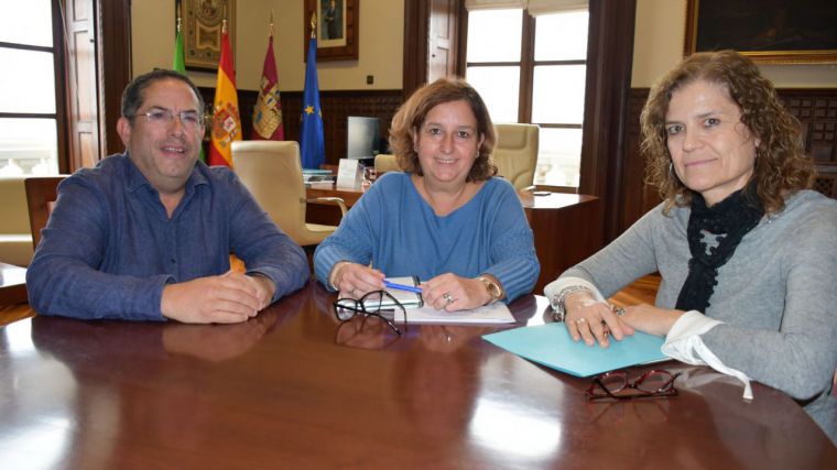 Cedillo conoce los proyectos del Ayuntamiento de Villasequilla, como la construcción de un aparcamiento y una zona verde en el entorno del cementerio