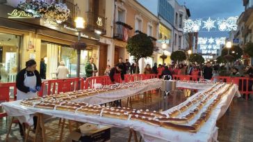 La Pastelería La Rosa de Alcázar produce un año más el roscón de Reyes más grande de CLM, con 450 metros