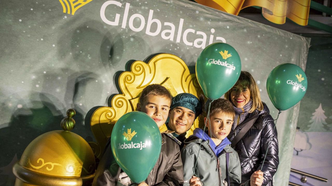 El Cartero Real de Globalcaja ha recibido la visita de cerca de 2.500 niños conquenses durante su paso por la Plaza de la Hispanidad 