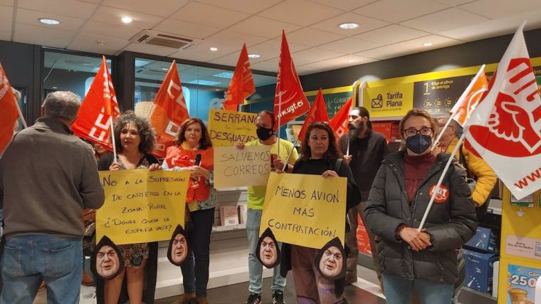 UGT CLM denuncia los contratos de 'pobreza' de trabajadores de Correos, muchos de ellos con salarios de 400 euros al mes