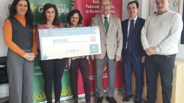 La Fundación Globalcaja Cuenca entrega el premio de la Ruta de Belenes a la Asociación de Familiares y Enfermos de Bulimia y Anorexia