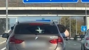 La Guardia Civil investiga un coche en el que uno de sus ocupantes viajaba "haciendo un calvo" por la ventanilla