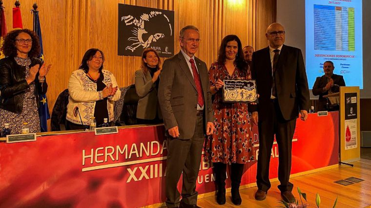 La Fundación Globalcaja recibe una distinción por el constante compromiso con la Hermandad de Donantes de Sangre de Cuenca 