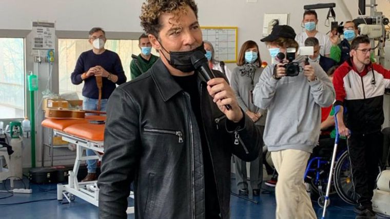 David Bisbal actúa por sorpresa en el Hospital de Parapléjicos de Toledo donde estuvo ingresado su hermano