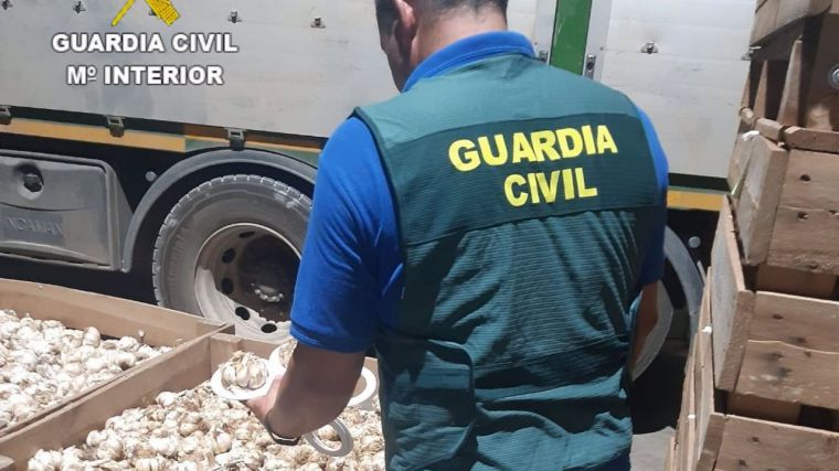 Investigan a dos mujeres y un varón por apropiarse de 2.500 kilogramos de ajo morado en Las Pedroñeras