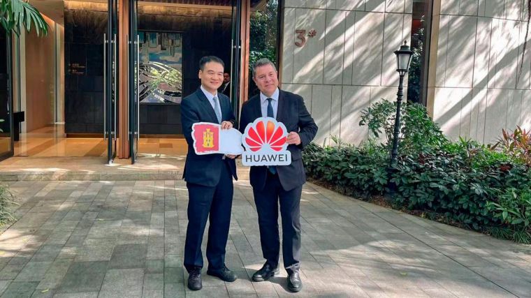 Page muestra su confianza en poder concretar inversiones de Huawei 'a medio plazo' en Castilla-La Mancha