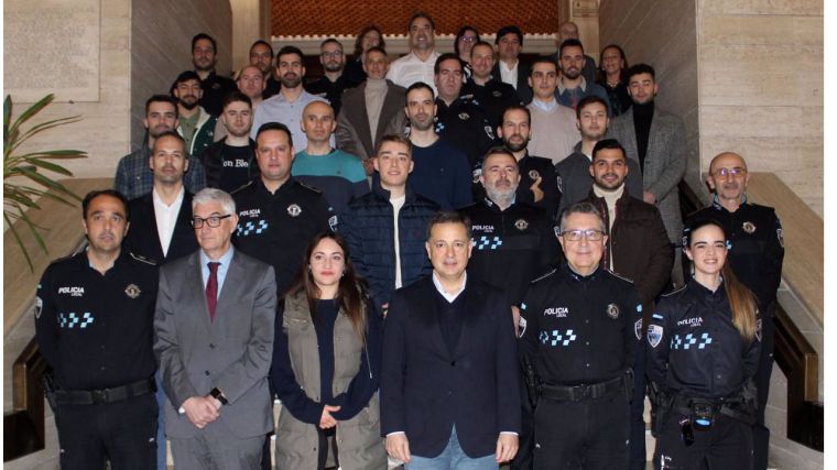 Serrano califica de 'orgullo para Albacete' a los 16 agentes incorporados a la Policía Local y 11 promocionados