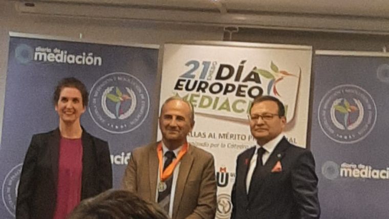 El profesor de la UCLM Juan Ramón de Páramo recibe la medalla al mérito profesional por su compromiso con la mediación