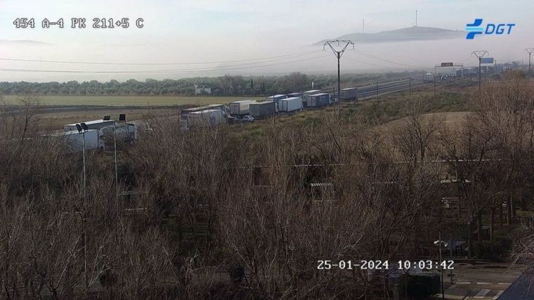 Cortan totalmente la A-4 tras registrarse otros cuatro accidentes múltiples en Santa Cruz de Mudela por la niebla 