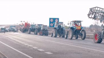 La protesta de agricultores avanza en Tomelloso y medio millar de tractores consiguen cortar la A-43 rumbo a Manzanares