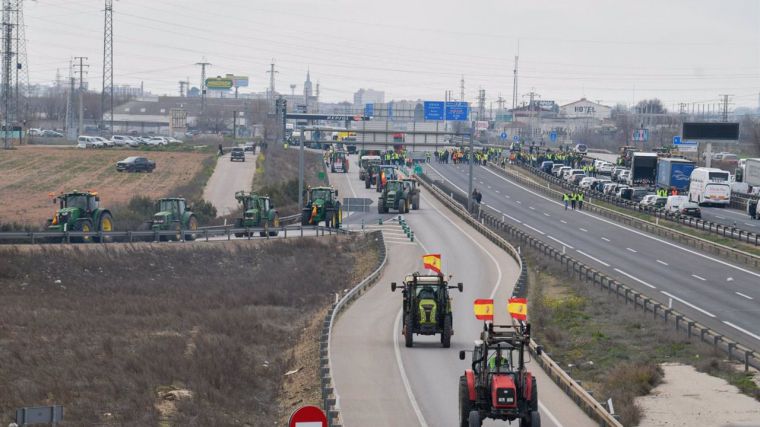 Más de 600 tractores cortan los cuatro sentidos la intersección de la A-4 y la A-43 en Manzanares reteniendo un autobús penitenciario