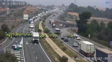 Los agricultores vuelven a paralizar dos autovías en el tercer día de protestas en CLM