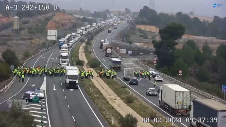 Los agricultores vuelven a paralizar dos autovías en el tercer día de protestas en CLM