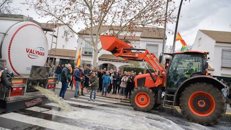 Agricultores de Ciudad Real derraman más de 25.000 litros de vino francés a las puertas de la Confederación del Guadiana