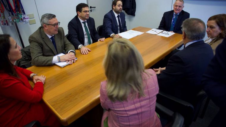 Núñez pide a la UE que 'influencie' a Sánchez para que aborde una política que garantice el agua a agricultores y ganaderos