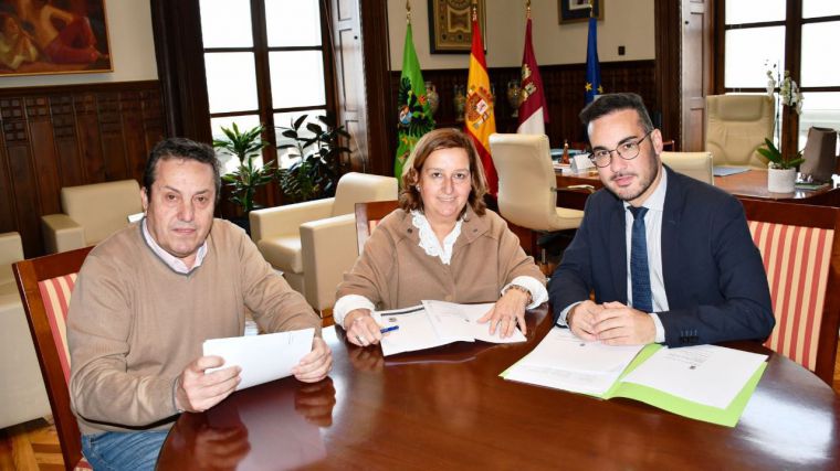 Cedillo destaca el compromiso de la Diputación para trabajar, junto a los ayuntamientos, en la mejora de la calidad de vida en los pueblos de la provincia