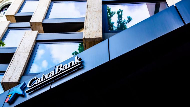 Caixabank cerró 200 oficinas en 2023 y Unicaja solo una
