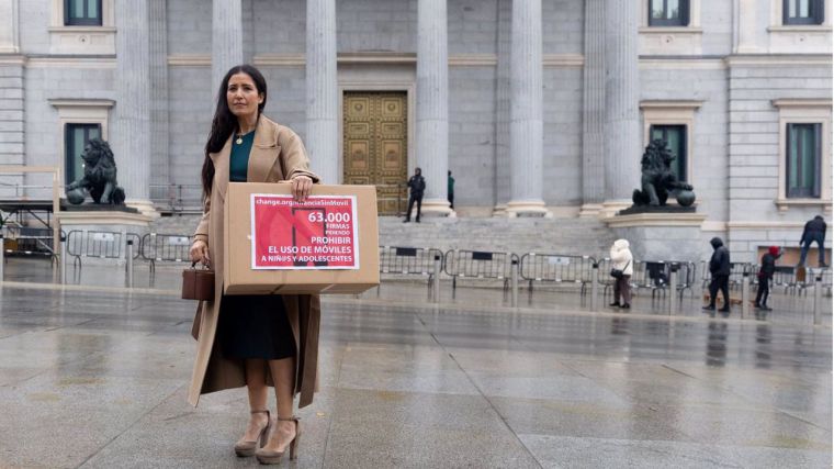 La profesora toledana que reunió 70.000 firmas para prohibir móviles en menores se reúne mañana en el Congreso con 5 partidos