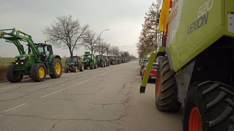 La jornada de marchas agrícolas a Madrid arranca con atascos en la N-320 en Torrejón del Rey (Guadalajara)