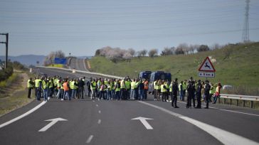 Los agricultores escenifican su protesta en Ciudad Real con cortes de vías y llama a sumar fuerzas el próximo lunes 