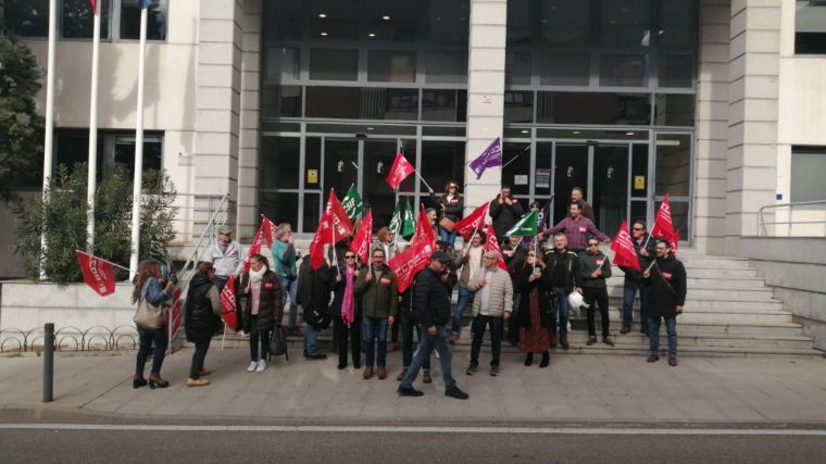 Representantes del Cuerpo de Agentes Medioambientales de CCOO se encierran en Función Pública y exigen la presencia de la consejera de Desarrollo Sostenible