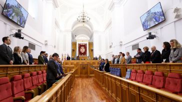 Las Cortes regionales inician el Pleno con un minuto de silencio en memoria de los guardias civiles asesinados en Barbate