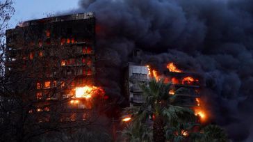 García-Page muestra su apoyo a las personas afectadas por el incendio en Valencia