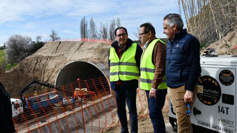 Las obras de reconstrucción de la carretera TO-1927 en Chozas de Canales avanzan buen ritmo y se encuentran casi al 50%