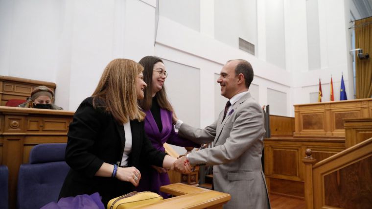 Las Cortes regionales celebran el 8M con iluminación morada de la fachada de San Gil y un acto institucional en el Salón de Plenos