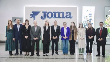Pilar Alegría visita la fábrica central de Joma, patrocinador del Comité Olímpico Español